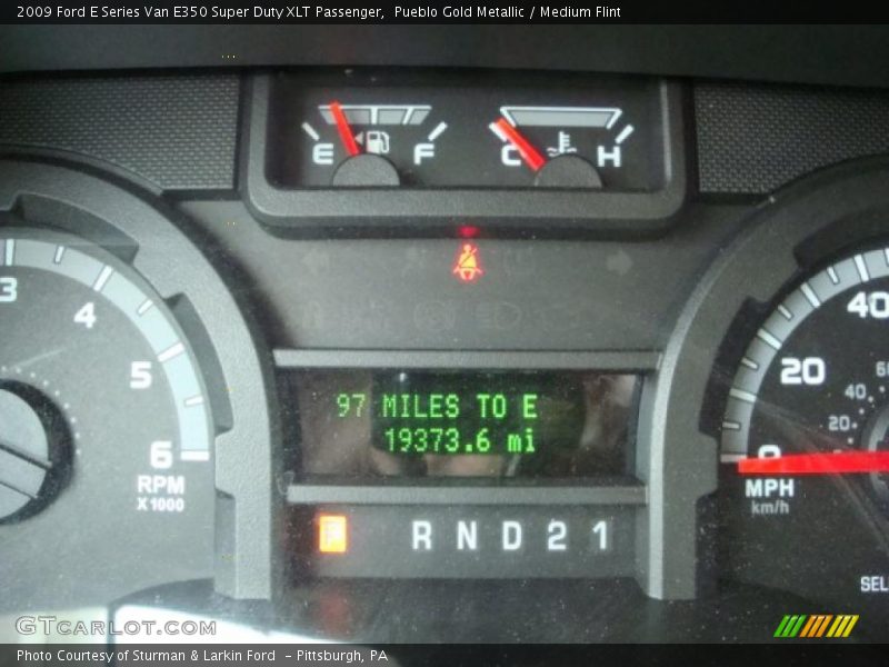 Pueblo Gold Metallic / Medium Flint 2009 Ford E Series Van E350 Super Duty XLT Passenger