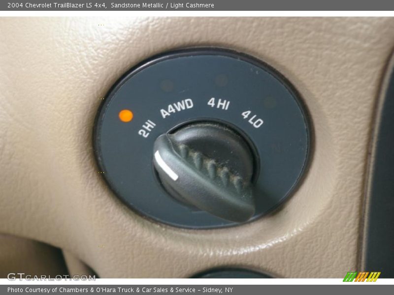 Sandstone Metallic / Light Cashmere 2004 Chevrolet TrailBlazer LS 4x4