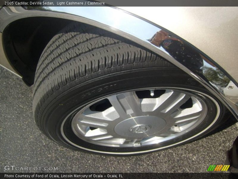 Light Cashmere / Cashmere 2005 Cadillac DeVille Sedan