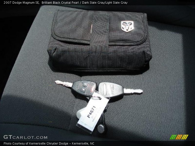 Brilliant Black Crystal Pearl / Dark Slate Gray/Light Slate Gray 2007 Dodge Magnum SE