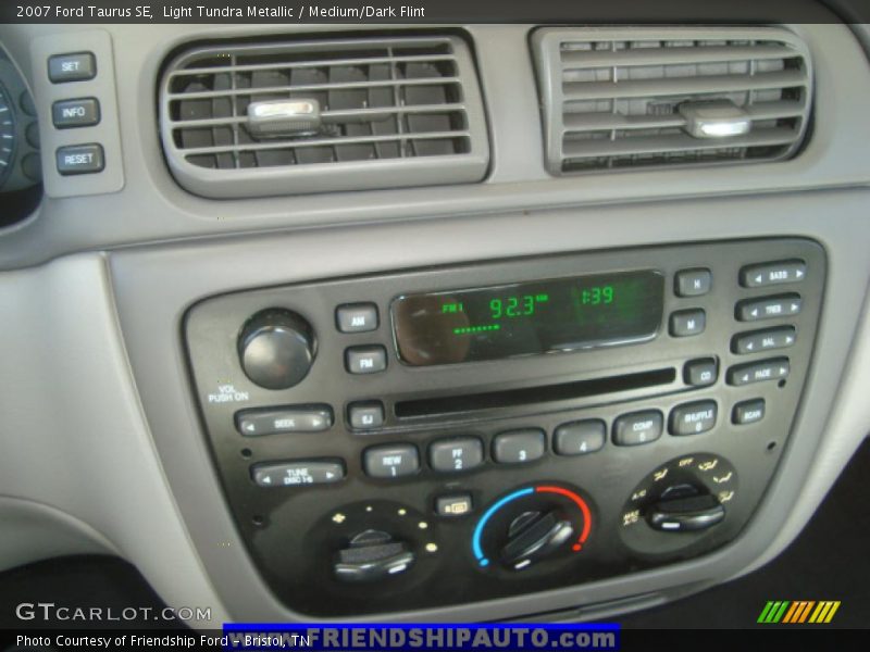Light Tundra Metallic / Medium/Dark Flint 2007 Ford Taurus SE