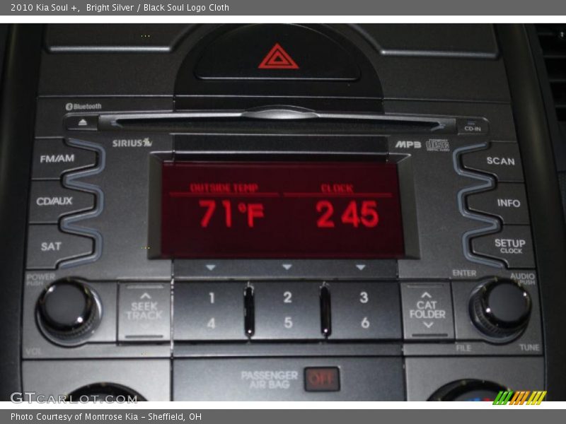 Bright Silver / Black Soul Logo Cloth 2010 Kia Soul +