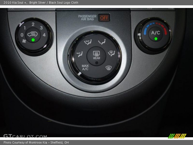 Bright Silver / Black Soul Logo Cloth 2010 Kia Soul +