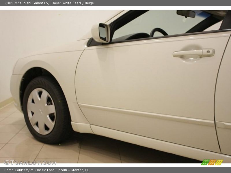 Dover White Pearl / Beige 2005 Mitsubishi Galant ES