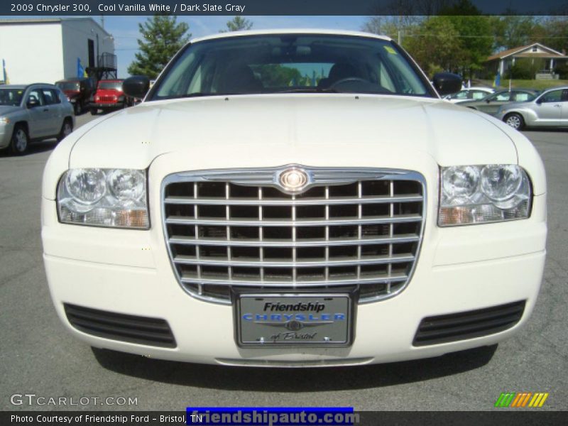 Cool Vanilla White / Dark Slate Gray 2009 Chrysler 300