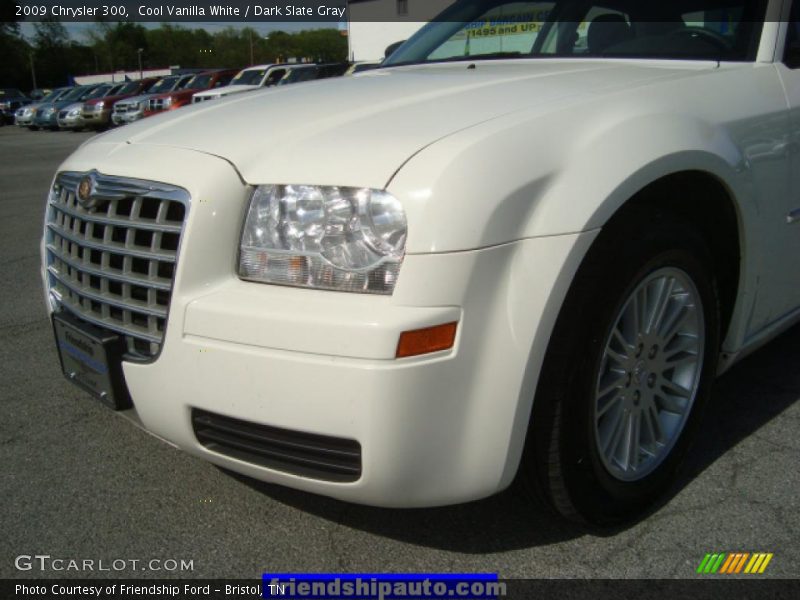 Cool Vanilla White / Dark Slate Gray 2009 Chrysler 300