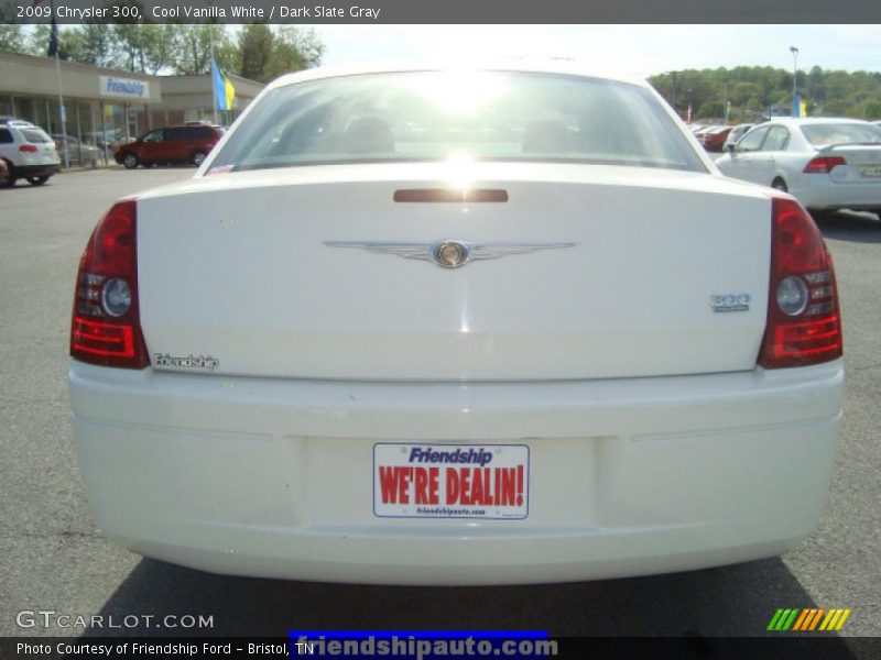 Cool Vanilla White / Dark Slate Gray 2009 Chrysler 300