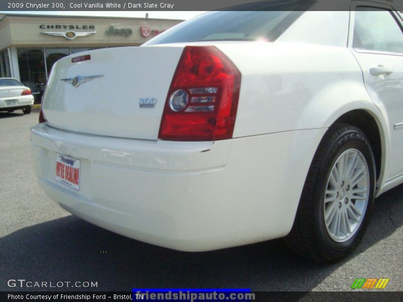 Cool Vanilla White / Dark Slate Gray 2009 Chrysler 300