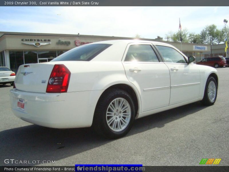 Cool Vanilla White / Dark Slate Gray 2009 Chrysler 300
