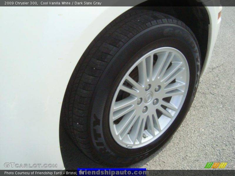 Cool Vanilla White / Dark Slate Gray 2009 Chrysler 300