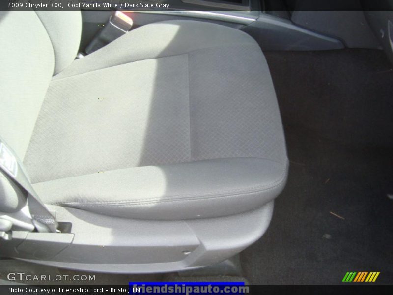 Cool Vanilla White / Dark Slate Gray 2009 Chrysler 300