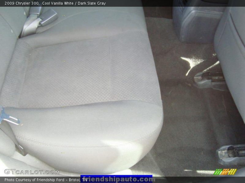 Cool Vanilla White / Dark Slate Gray 2009 Chrysler 300