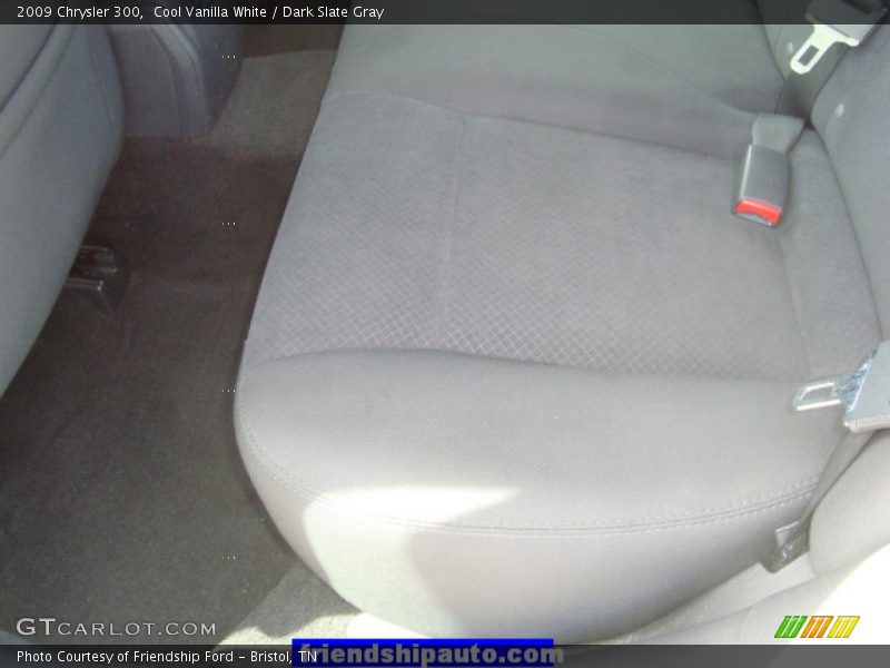 Cool Vanilla White / Dark Slate Gray 2009 Chrysler 300