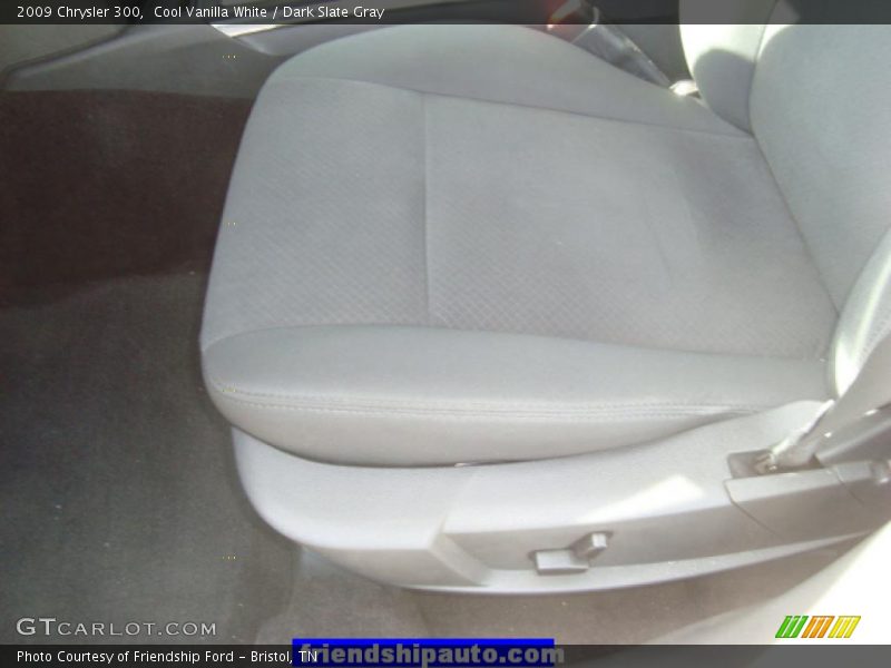 Cool Vanilla White / Dark Slate Gray 2009 Chrysler 300