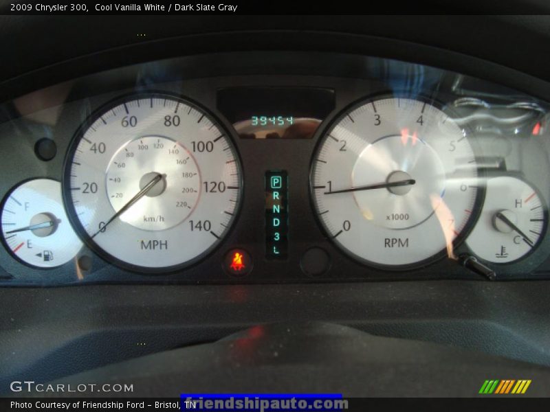 Cool Vanilla White / Dark Slate Gray 2009 Chrysler 300