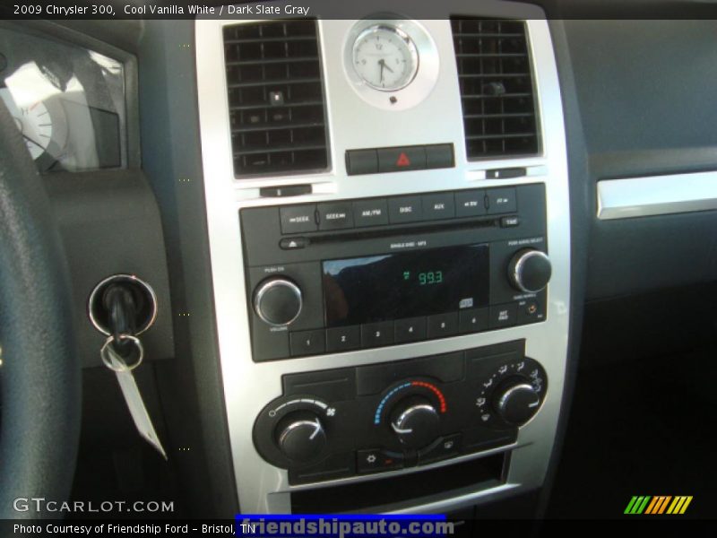 Cool Vanilla White / Dark Slate Gray 2009 Chrysler 300