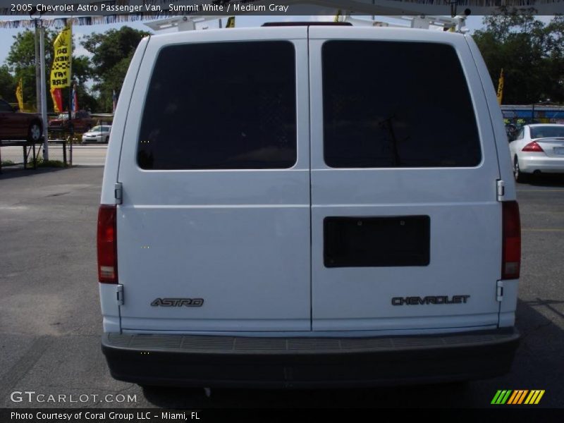 Summit White / Medium Gray 2005 Chevrolet Astro Passenger Van