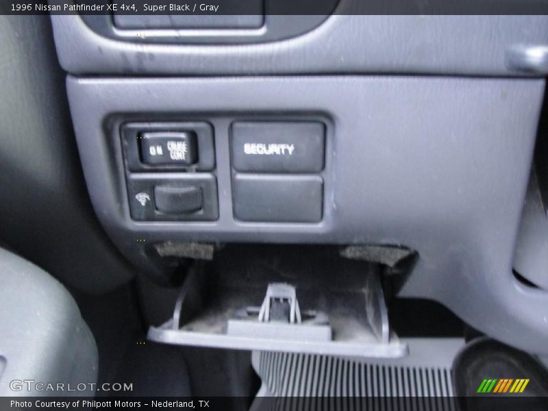 Super Black / Gray 1996 Nissan Pathfinder XE 4x4