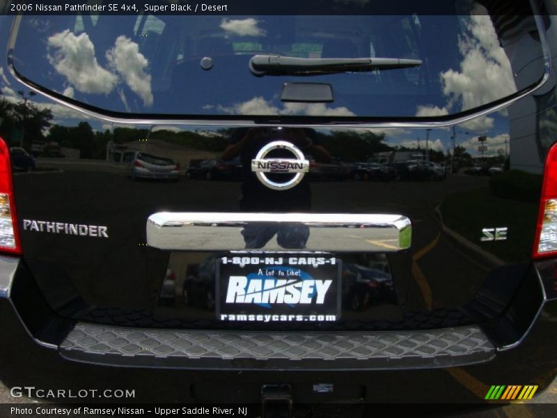 Super Black / Desert 2006 Nissan Pathfinder SE 4x4