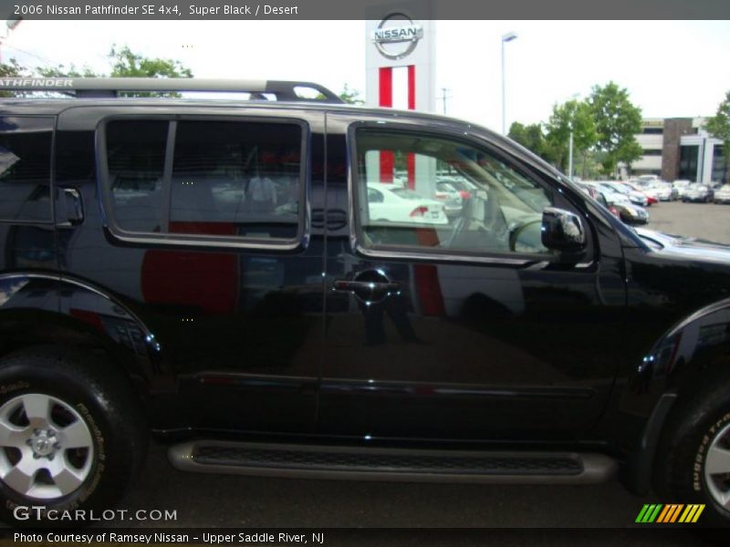 Super Black / Desert 2006 Nissan Pathfinder SE 4x4