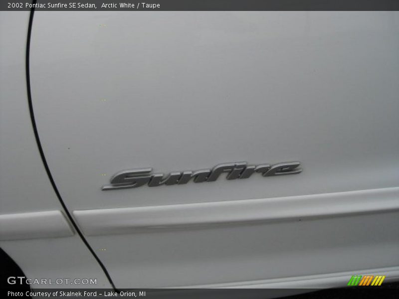 Arctic White / Taupe 2002 Pontiac Sunfire SE Sedan