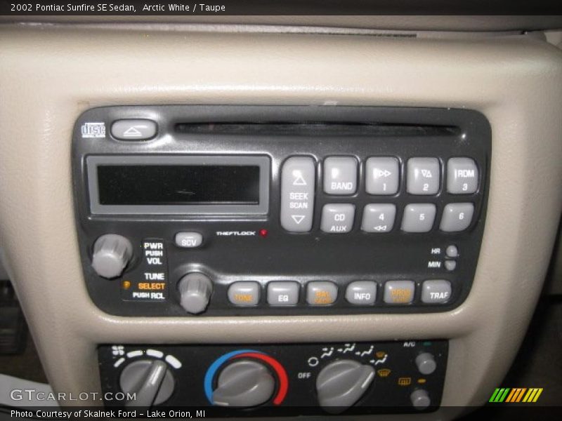 Arctic White / Taupe 2002 Pontiac Sunfire SE Sedan