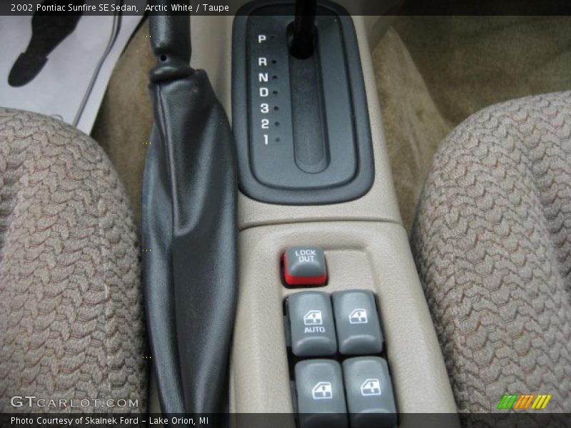 Arctic White / Taupe 2002 Pontiac Sunfire SE Sedan