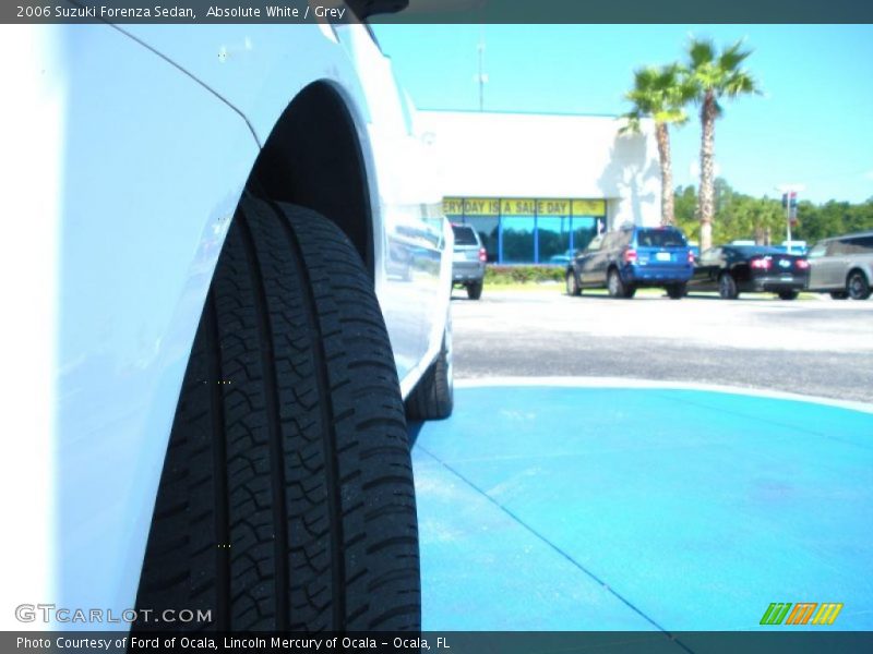 Absolute White / Grey 2006 Suzuki Forenza Sedan