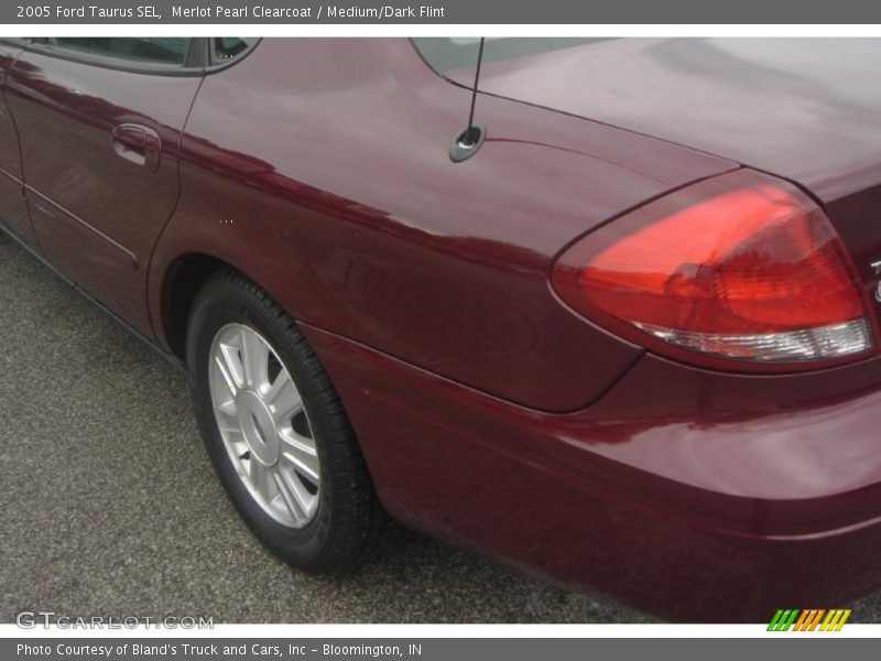 Merlot Pearl Clearcoat / Medium/Dark Flint 2005 Ford Taurus SEL