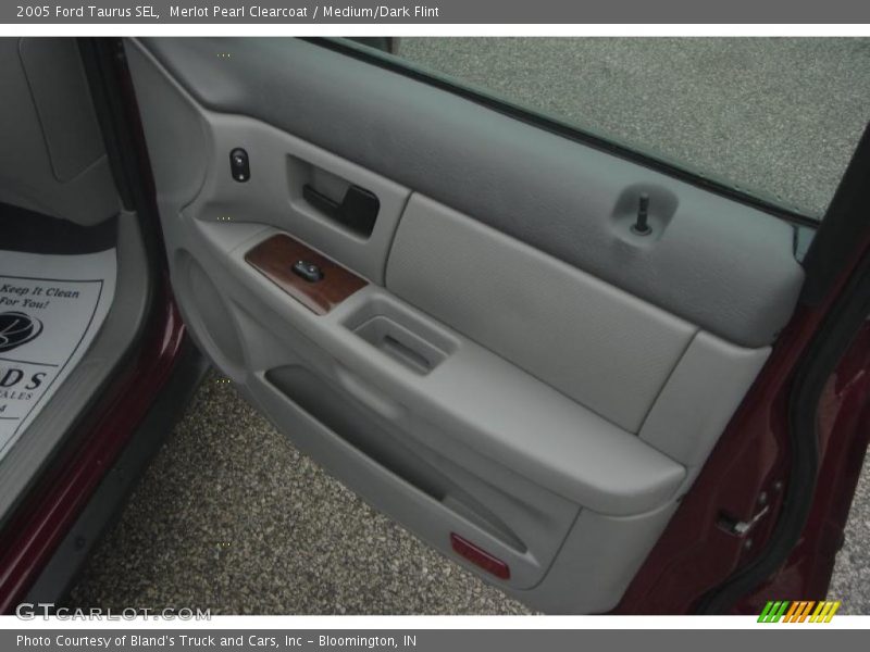 Merlot Pearl Clearcoat / Medium/Dark Flint 2005 Ford Taurus SEL