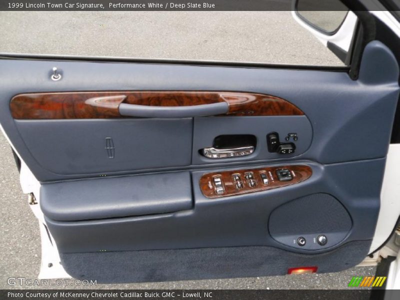 Performance White / Deep Slate Blue 1999 Lincoln Town Car Signature