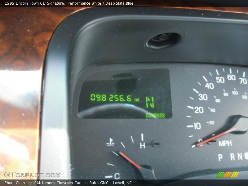 Performance White / Deep Slate Blue 1999 Lincoln Town Car Signature