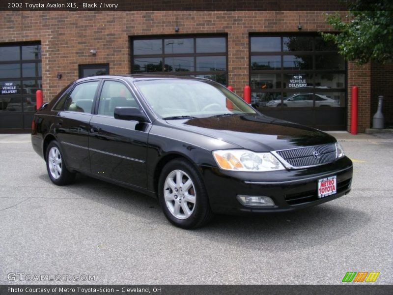 Black / Ivory 2002 Toyota Avalon XLS