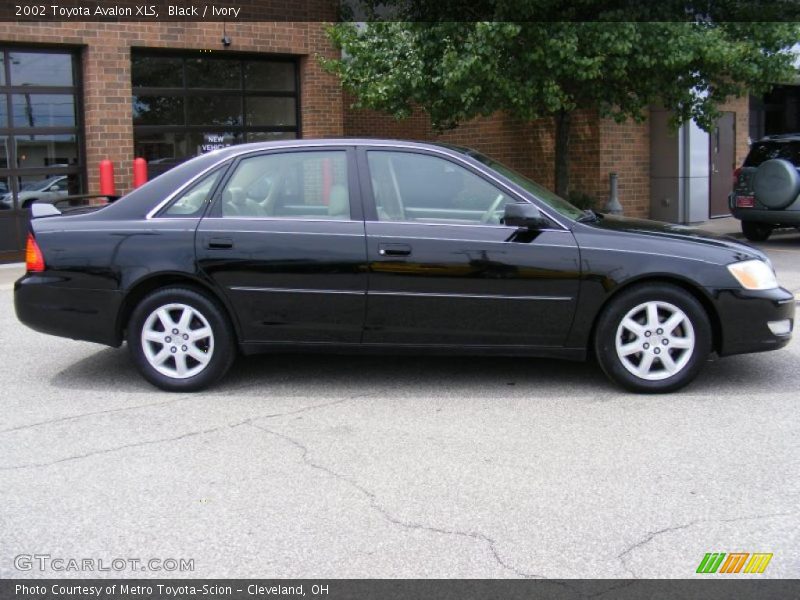Black / Ivory 2002 Toyota Avalon XLS