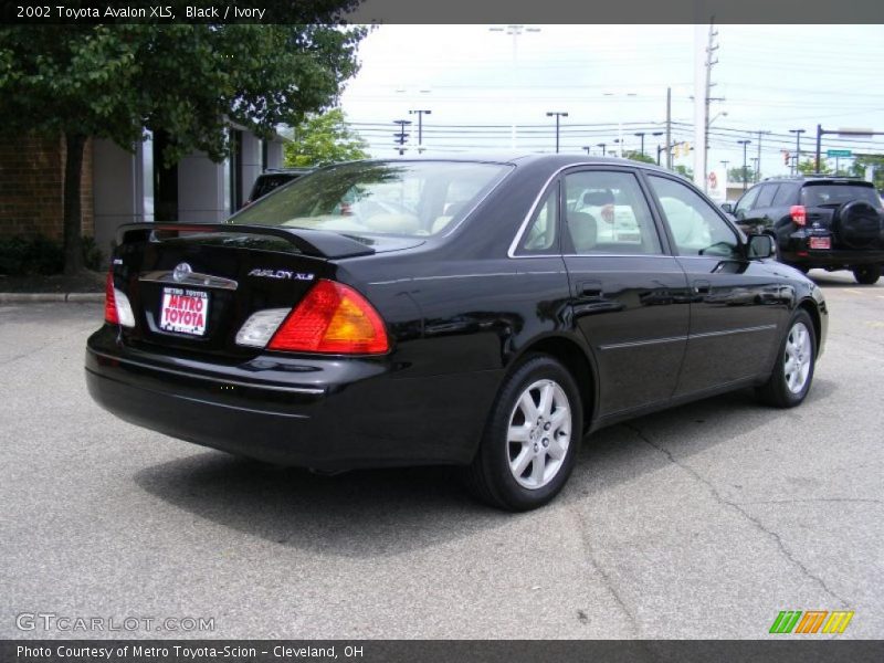 Black / Ivory 2002 Toyota Avalon XLS