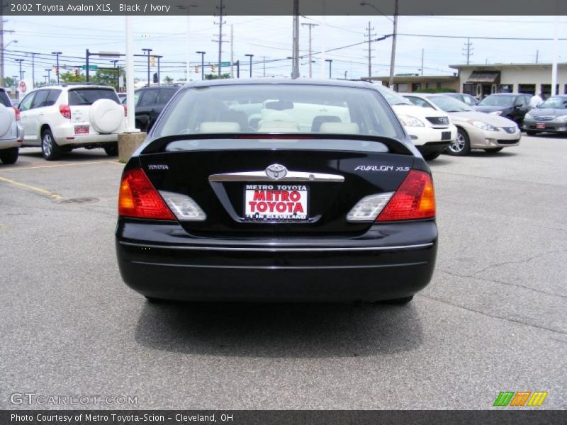 Black / Ivory 2002 Toyota Avalon XLS