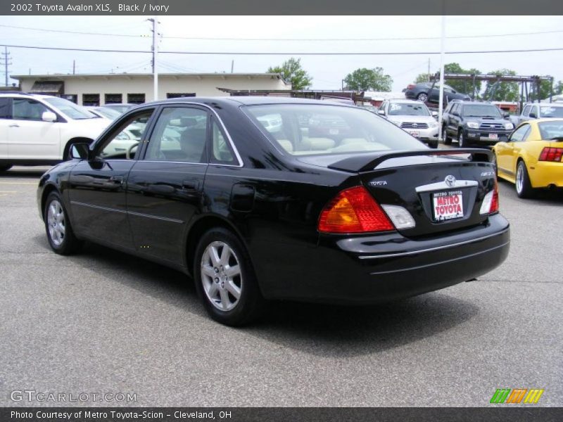 Black / Ivory 2002 Toyota Avalon XLS