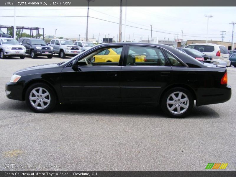 Black / Ivory 2002 Toyota Avalon XLS