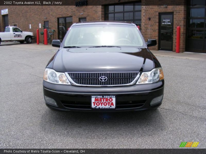 Black / Ivory 2002 Toyota Avalon XLS