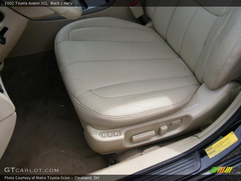 Black / Ivory 2002 Toyota Avalon XLS