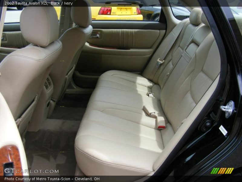 Black / Ivory 2002 Toyota Avalon XLS