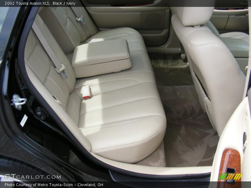Black / Ivory 2002 Toyota Avalon XLS