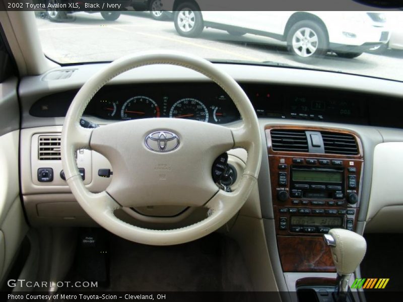 Black / Ivory 2002 Toyota Avalon XLS