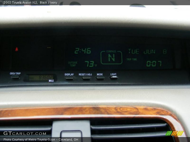 Black / Ivory 2002 Toyota Avalon XLS