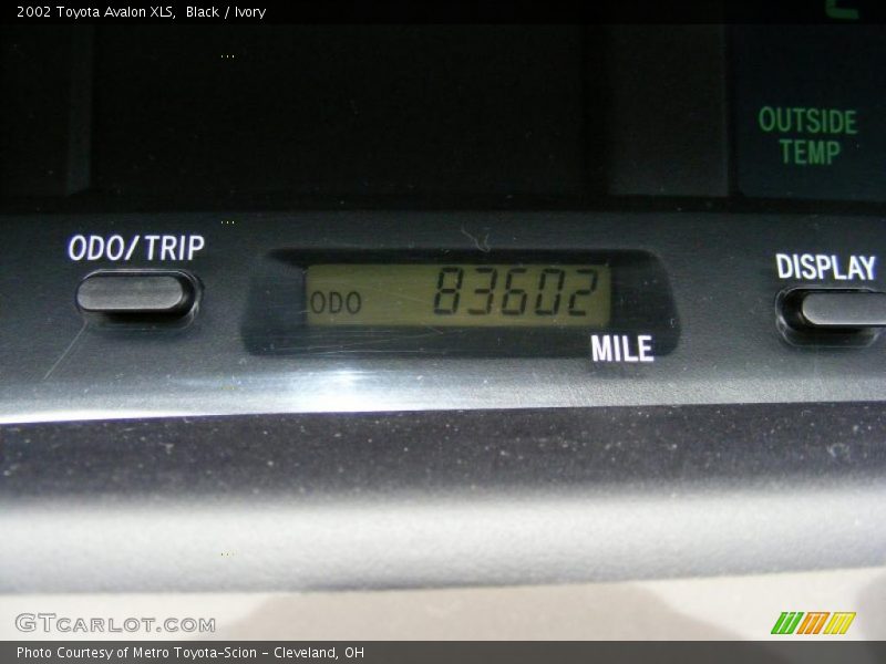 Black / Ivory 2002 Toyota Avalon XLS