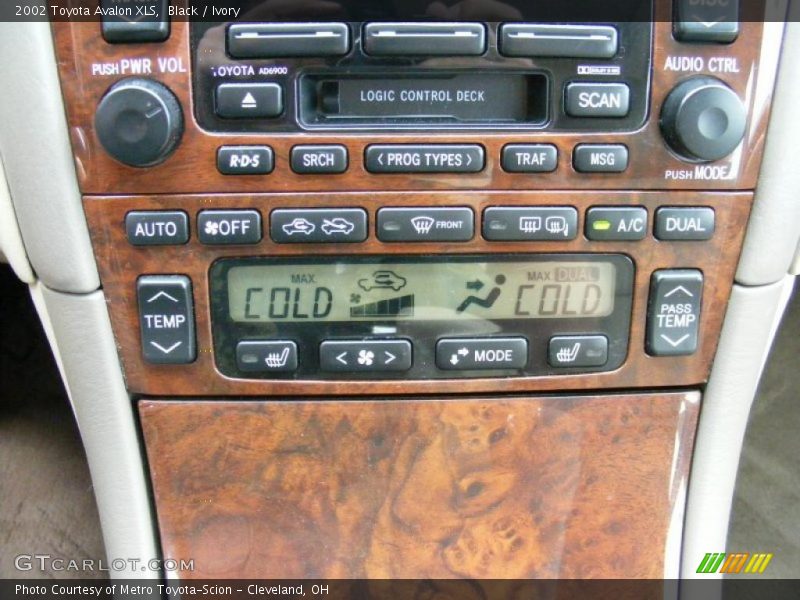 Black / Ivory 2002 Toyota Avalon XLS