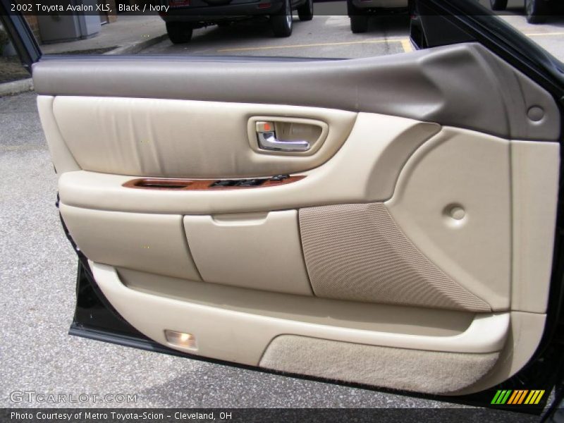 Black / Ivory 2002 Toyota Avalon XLS