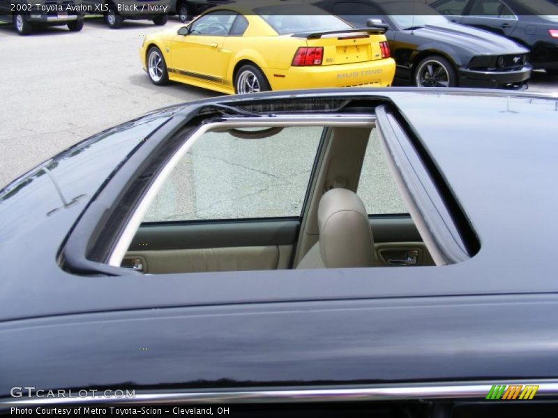 Black / Ivory 2002 Toyota Avalon XLS