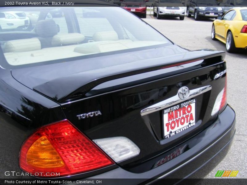 Black / Ivory 2002 Toyota Avalon XLS
