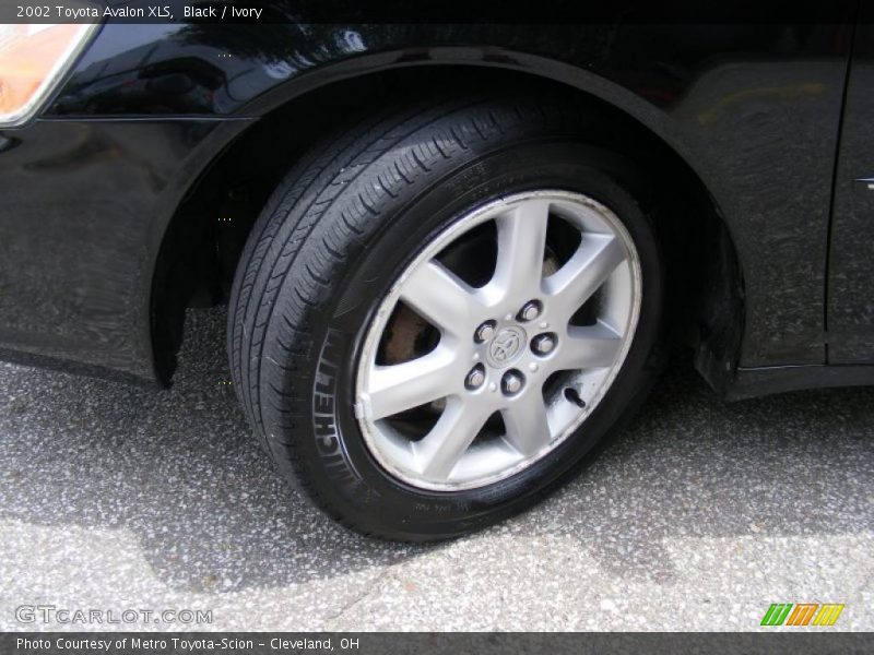 Black / Ivory 2002 Toyota Avalon XLS